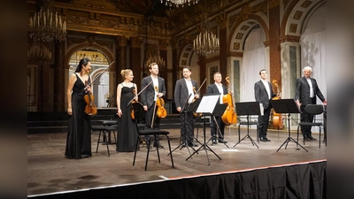 Die Musikerinnen und Musiker schaffen mit Beethovens Streichquintett an Violine und Viola die musikalische Verbindung zur Novelle von Arthur Schnitzler. (Foto: Ulrich Mattner)