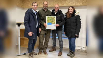 Für jahrzehntelange Hege und Pflege der Diemel wurde der Anglerverein Warburg e.V. mit dem ersten Platz ausgezeichnet: Ruben Emme (zweiter von links:1. Vorsitzender Anglerverein Warburg e.V.) nimmt die Urkunde von Westenergie-Kommunalmanager Thorsten Hildebrandt (zweiter von rechts), Bürgermeister Tobias Scherf (links) und der Klimaschutzbeauftragte Stefanie Hüser-Dierckes entgegen.  (Foto: Stadt Warburg )