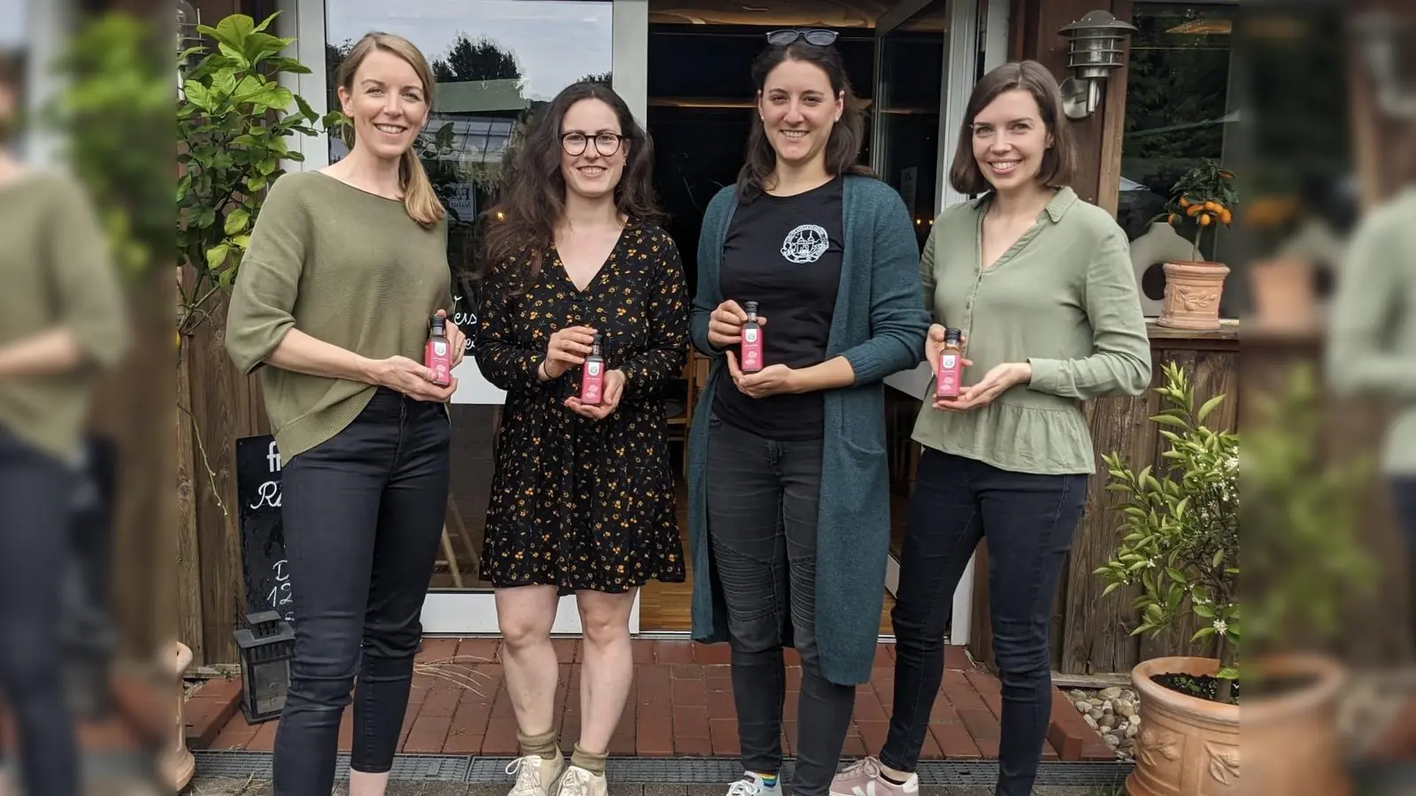 Tanja Baensch (v.l.), Lena-Lynn Naraschkewitz, Michelle Reiner und Pia Schönig vom Ladies‘ Circle Höxter-Holzminden präsentieren den Holunderblüten-Balsamessig. 2,70 Euro pro verkaufte Flasche gehen direkt an den Verein „Wir so besonders“ aus Borgentreich. (Foto: privat)