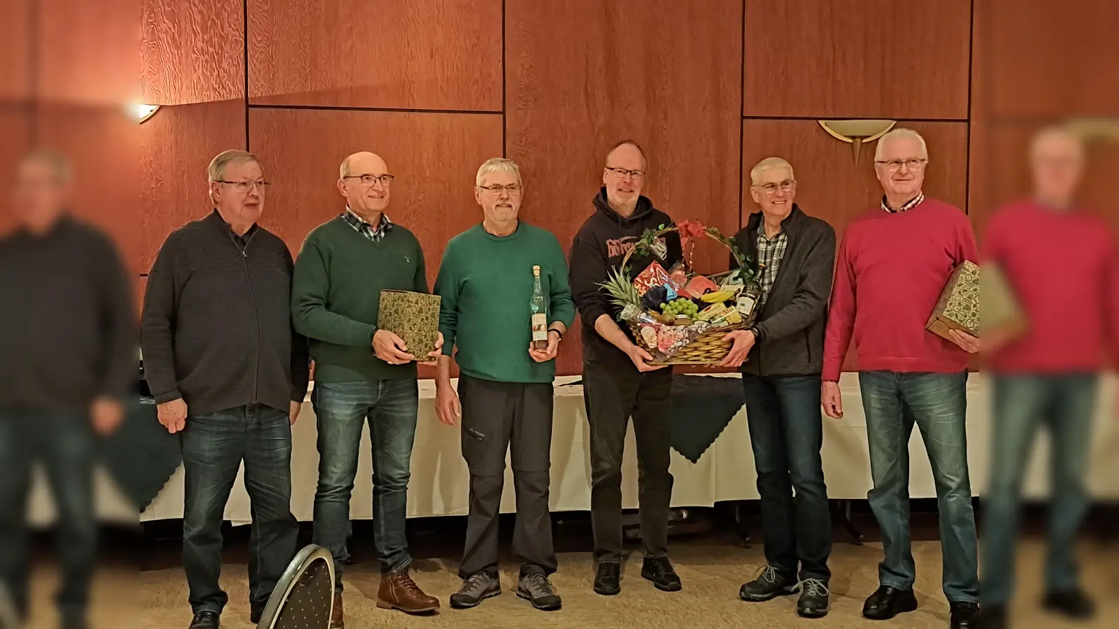 V.l.: Ulrich Jung, Vorsitzender HKV, Josef Grabbe, Josef Ahlemeyer, Grünkohlkönig Erhard Gröne und Ewald Kreilos. (Foto: privat)