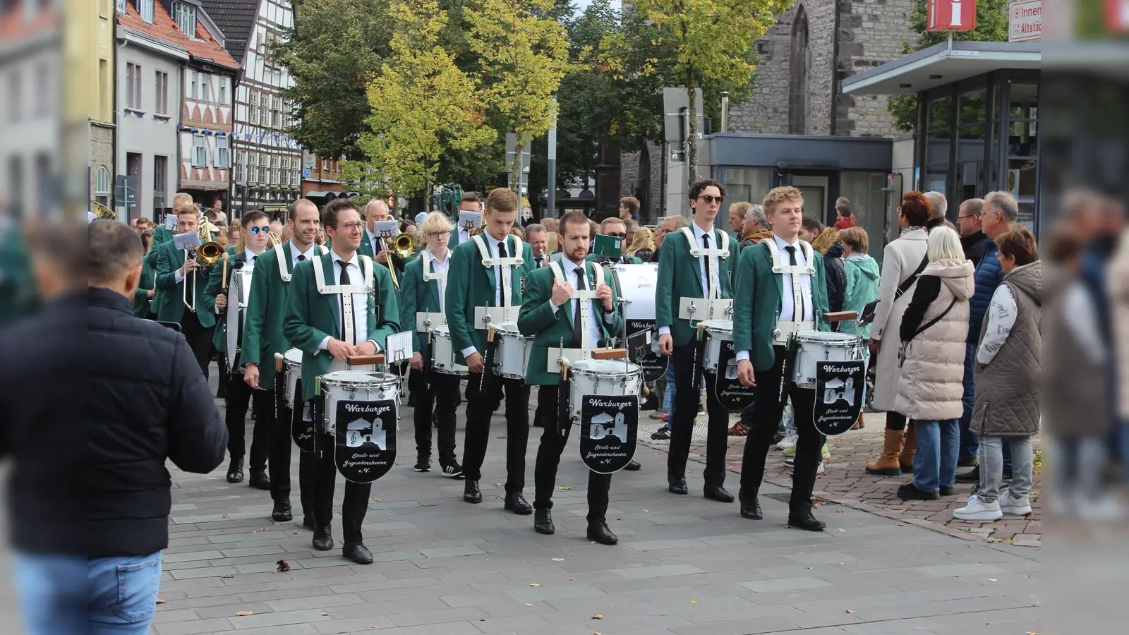 Festumzug „Feiern mit Freunden” im Rahmen der 75. Warburger Oktoberwoche. (Foto: Julia Sürder)