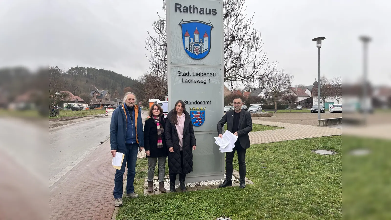 Bernd Jäger, Nicole Hartmann-Leck und Elisabeth Gerhardt übergaben die Unterschriften an Liebenaus Bürgermeister Harald Munser.  (Foto: Julia Sürder)