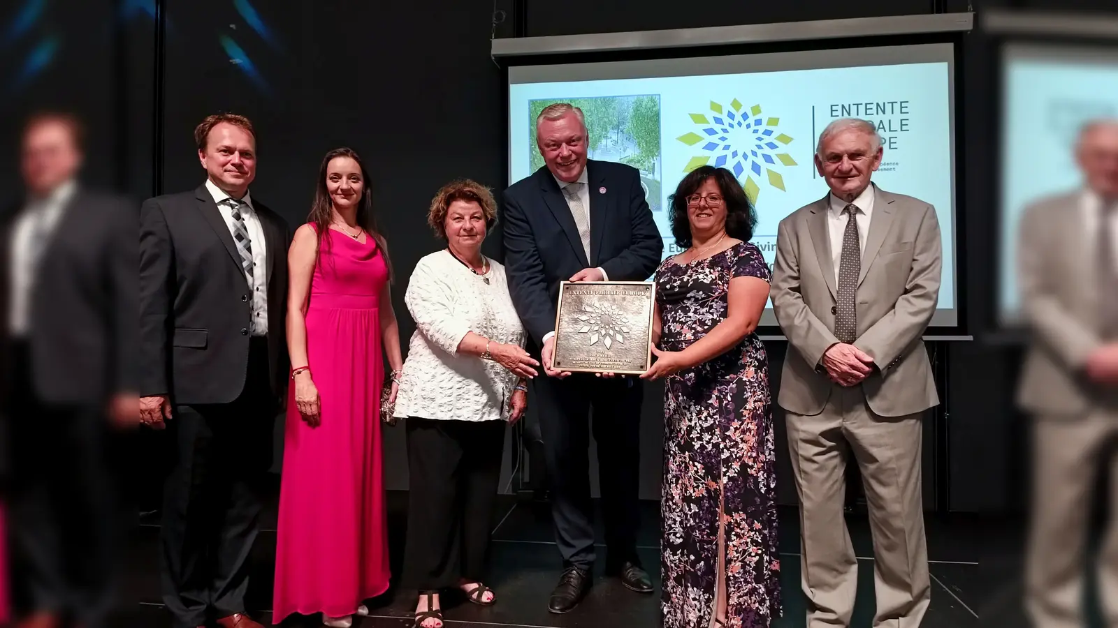 Sieger aus Deutschland umrahmt von der „Entente Florale“-Jury: Jaroslav Brzak (v.l. Tschechien), Eszther Toth (Ungarn), Hildegunde Henrich (Deutschland), Höxters Bürgermeister Daniel Hartmann, Baudezernentin Claudia Koch und Jury-Chef Christy Boylan (Irland). (Foto: Huxarium Gartenpark Höxter)