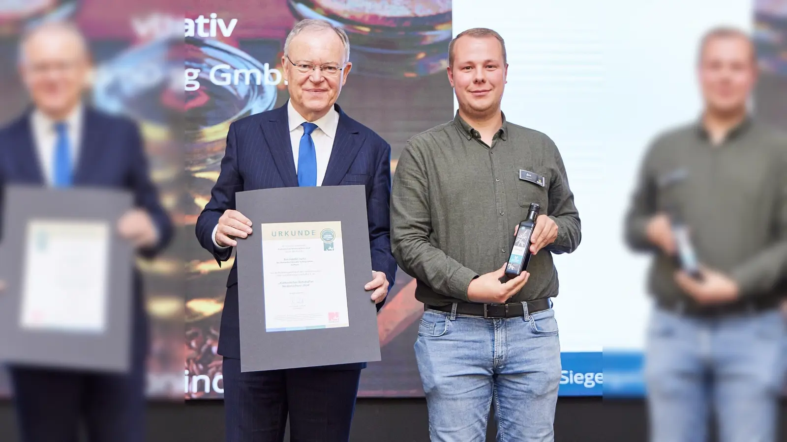 Leon Dietrich, Vertriebsleiter der Ölmühle Solling, nimmt die Auszeichnung »Kulinarischer Botschafter 2024« von Ministerpräsident Stephan Weil entgegen. (Foto: Christian Wyrwa/Marketinggesellschaft Niedersachsen)