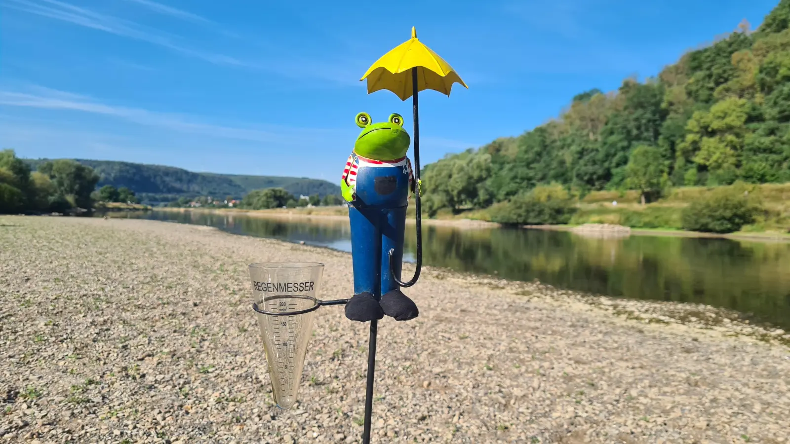 Sie brauchten im Sommer 2022 nicht häufig entleert werden, die manuellen Regenmesser – durch die Trockenheit sank dafür der Weserwasserspiegel der Weser auf Rekordtief.  (Foto: Matthias)