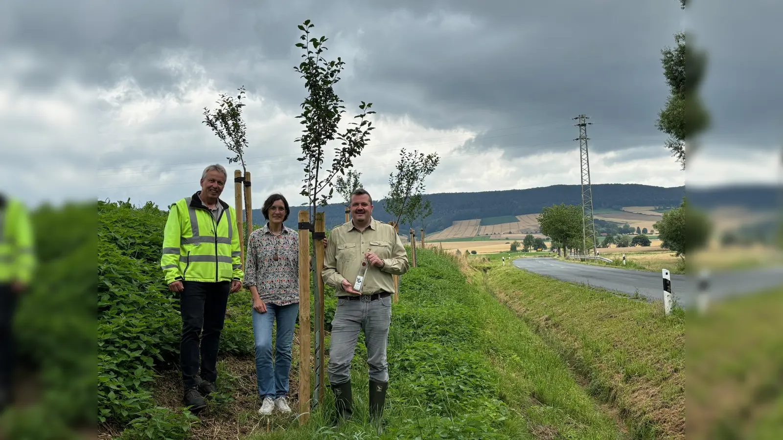 V.l.: Jürgen Twele (Bereichsleiter Kreisstraßenmeisterei), Marlies Zuidema, in der Unteren Naturschutzbehörde für die Naturschutzstiftung zuständig, und Sebastian Budde an der K23 zwischen Kirchbrak und der B 240, wo etliche der Kreiken neu gepflanzt wurden. (Foto: Landkreis Holzminden)