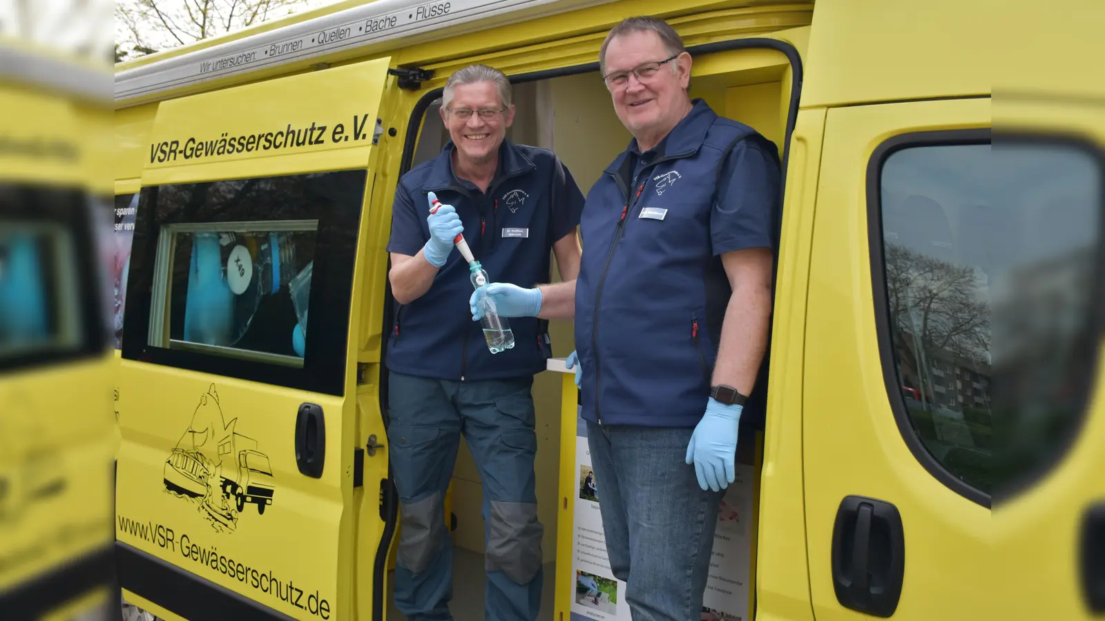 Matthias Ahlbrecht (links) und Ehrenamtler Arno Mittelmeyer (rechts) untersuchen eine Brunnenwasserprobe im Labormobil vom VSR-Gewässerschutz. (Foto: Harald Gülzow)