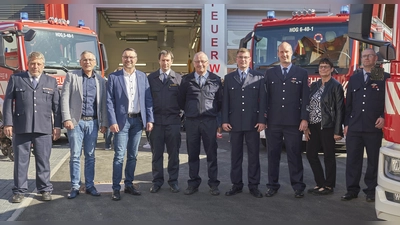 Freuen sich über die moderne Ausstattung (v.l.): Rainer Wiegand (SBI), Landrat Andreas Siebert, Bürgermeister Torben Busse, Björn Köbeler (Wehrführer Kelze), Uwe Helmtag (stellv. Wehrführer Kelze), Lars Hoberück (stellv. Wehrführer Schöneberg), Marcel Humme (Wehrführer Schöneberg), Christina Sasse (Stadt Hofgeismar) und Christian Schubert (Wehrführer Carlsdorf). (Foto: Stefan Bönning)