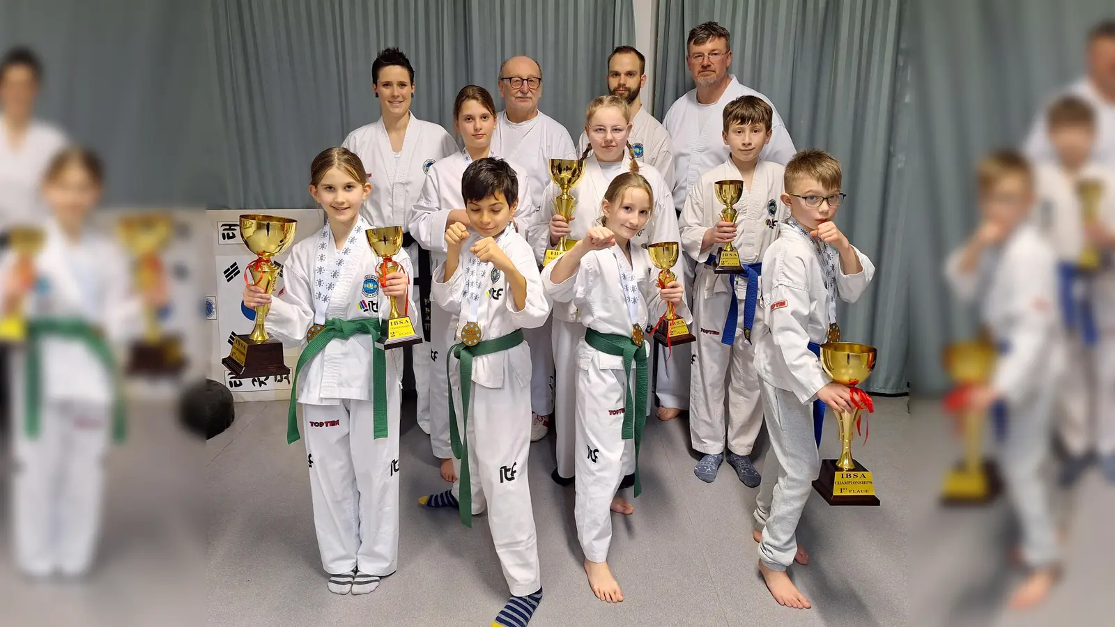 Einen erfolgreichen Auftritt bei den IBSA-Open in Paderborn feierte die Taekwon Do Kampfgemeinschaft Boffzen-Fürstenberg mit (hinten v.l.) ihren Trainern Natalie Wiesner, Günter Potthast, Magnus Heisler und Stefan Laufenburg, (mittlere Reihe v.l.) Lena Pauling, Stella Strieder und Pascal Glänzel sowie (vorne v.l.) Marina Eckert, Yusuf Cizme, Isabella Malena und Janneck Weyer. (Foto: MTV Boffzen)