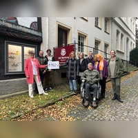 Die Freude steht ihnen ins Gesicht geschrieben: Christiane Kost (links) und Daniela Dahlmann (5. von links) vom SkF sowie Wilm Pollmann, Kai Greupner, Andzelika Kassan, Dean Waldhoff, Andreas Knoblauch-Flach, Hilla Zavelberg-Simon und Uschi Sohnefeld vom ehrenamtlich tätigen Team des Museums der Menschheit.  (Foto: privat)