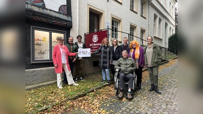 Die Freude steht ihnen ins Gesicht geschrieben: Christiane Kost (links) und Daniela Dahlmann (5. von links) vom SkF sowie Wilm Pollmann, Kai Greupner, Andzelika Kassan, Dean Waldhoff, Andreas Knoblauch-Flach, Hilla Zavelberg-Simon und Uschi Sohnefeld vom ehrenamtlich tätigen Team des Museums der Menschheit.  (Foto: privat)