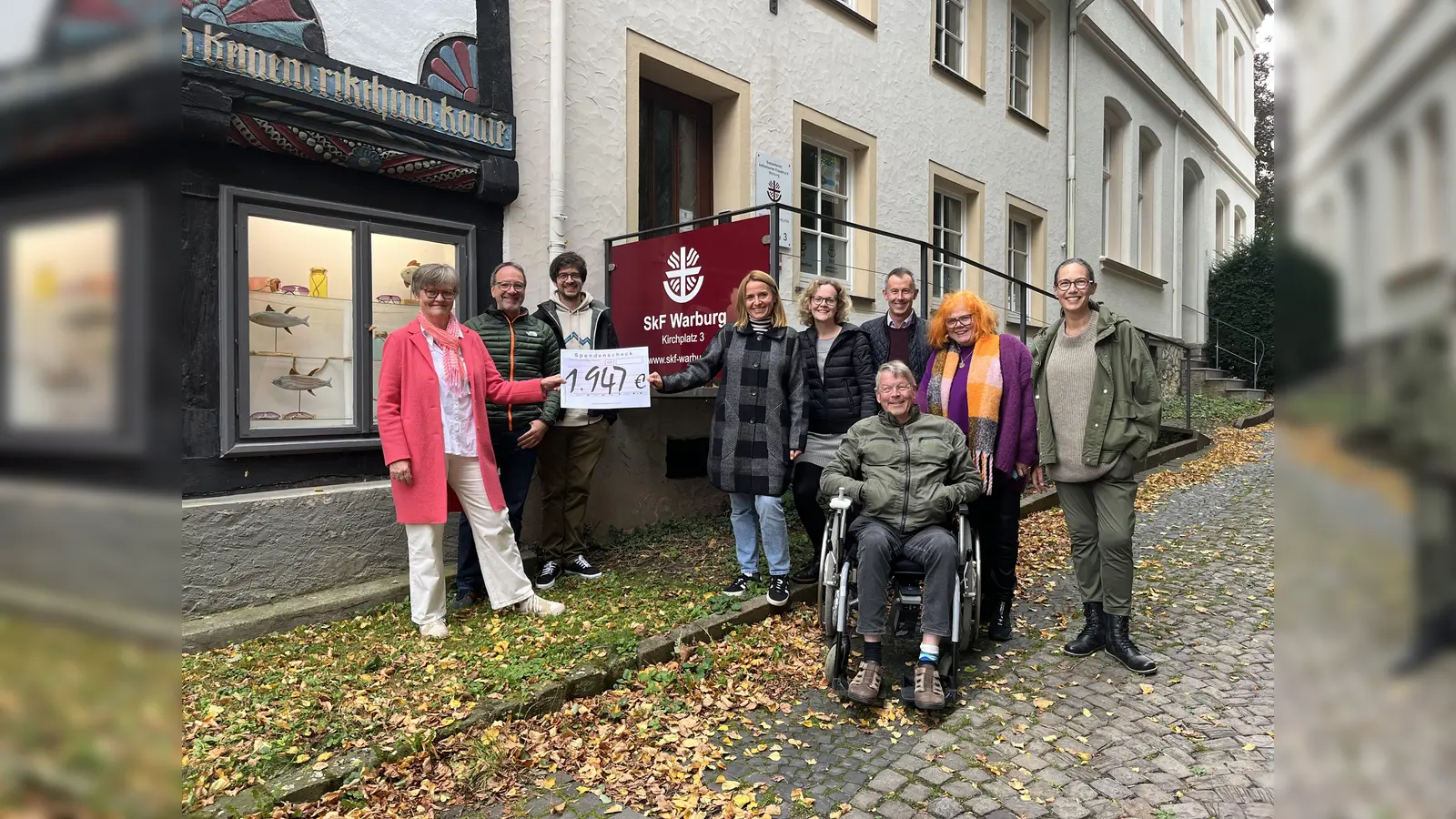 Die Freude steht ihnen ins Gesicht geschrieben: Christiane Kost (links) und Daniela Dahlmann (5. von links) vom SkF sowie Wilm Pollmann, Kai Greupner, Andzelika Kassan, Dean Waldhoff, Andreas Knoblauch-Flach, Hilla Zavelberg-Simon und Uschi Sohnefeld vom ehrenamtlich tätigen Team des Museums der Menschheit.  (Foto: privat)