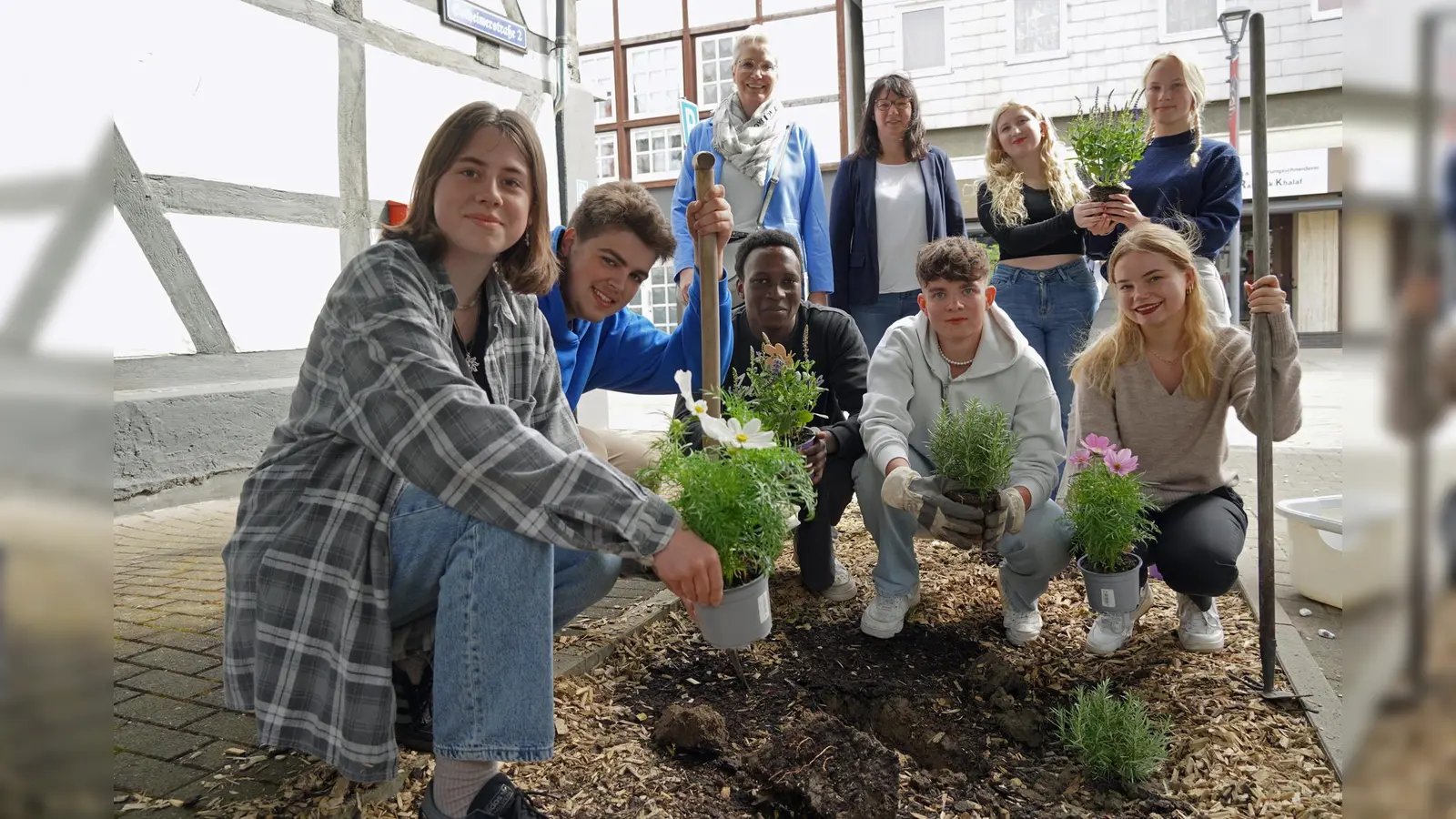 Die Schüler und Schülerinnen der Klasse 11 des Beruflichen Gymnasiums kümmern sich auch künftig um „ihr” Pflanzbeet. (Foto: Stadt Brakel)