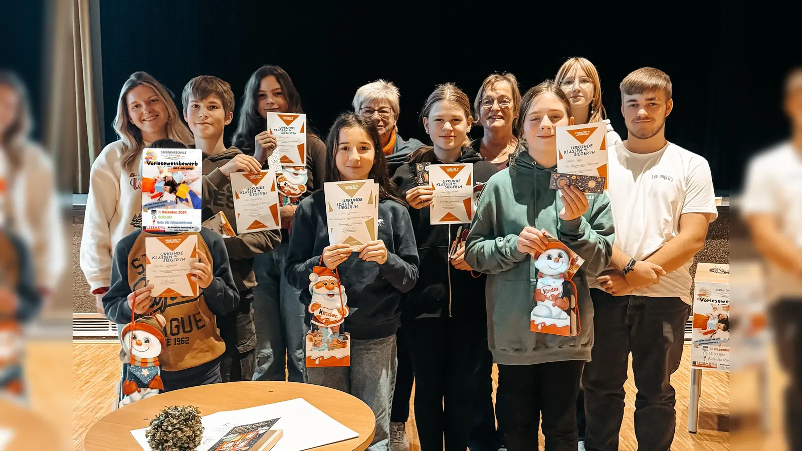 Die Jury und die Kandidaten nahmen die Schulsiegerin in die Mitte.  (Foto: Sekundarschule Beverungen)