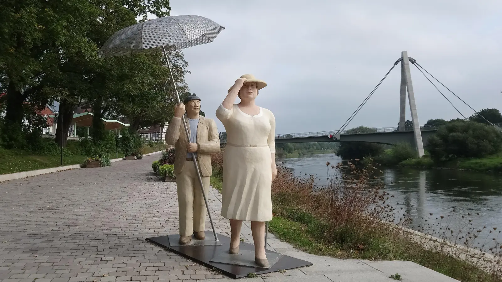 Das „Berliner Paar“ grüßt am Ufer der Weser. (Foto: Doris Dietrich)