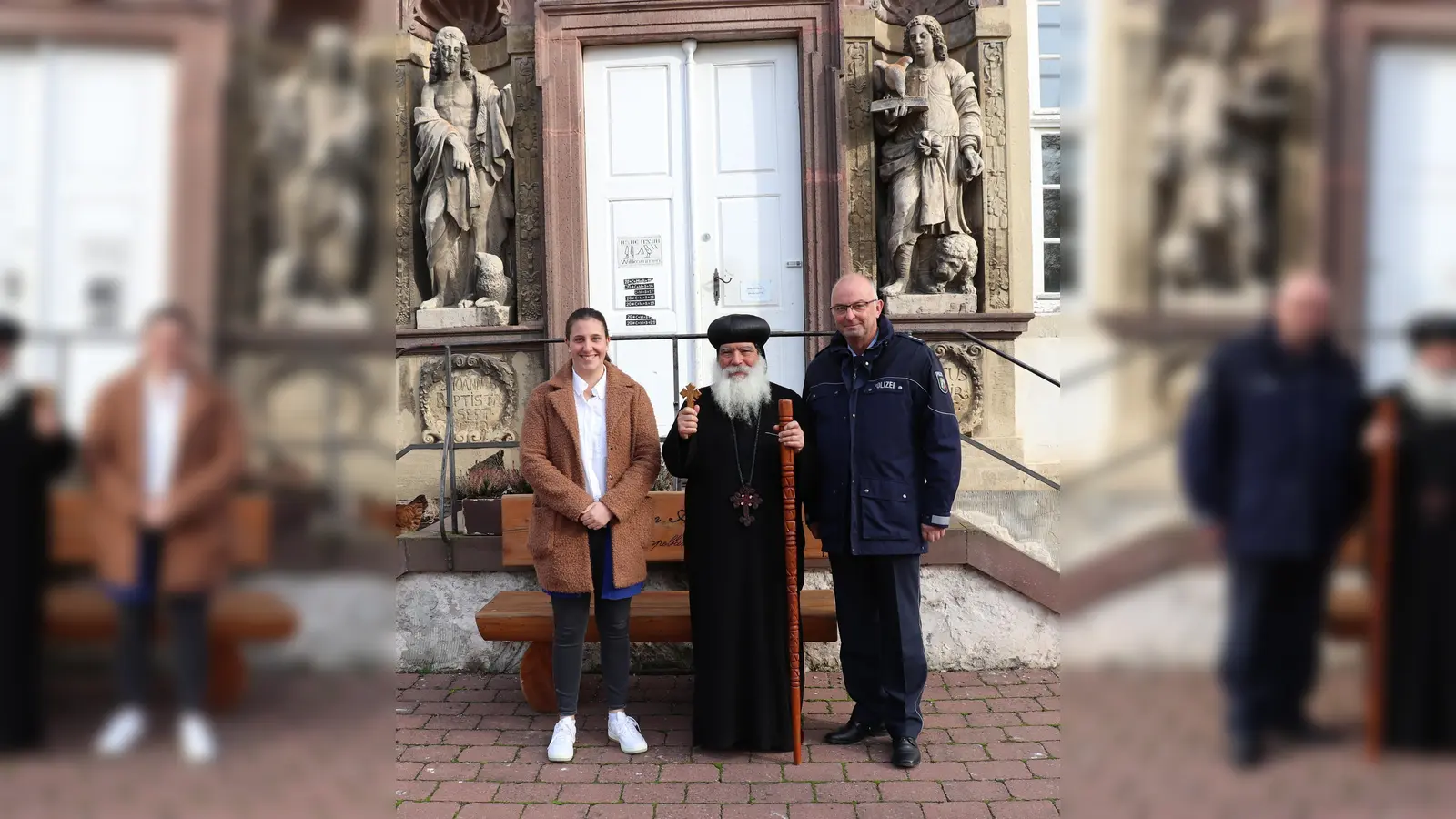 Der KIA-Kontaktbeamte Klaus Geiser und die Extremismusbeauftrage der Kreispolizeibehörde Höxter, Franziska Seck, wurden von Bischof Damian im koptischen Kloster Brenkhausen empfangen. (Foto: K4rReispolizeibehörde Höxter)