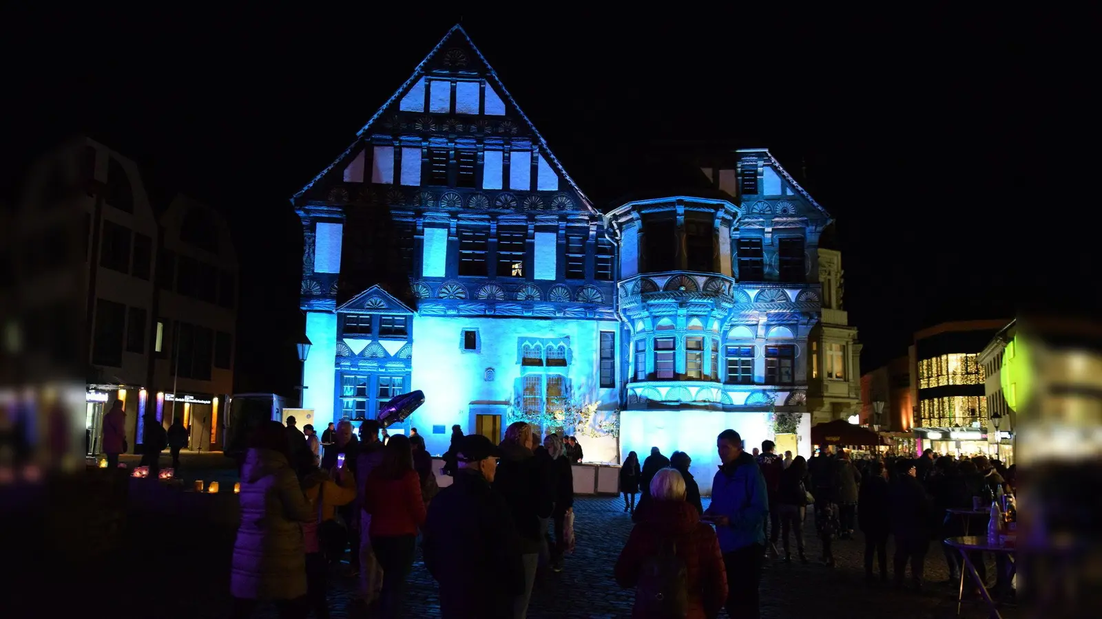 Die Dechanei erstrahlt mal eisig blau, dann wieder feurig orange. (Foto: Marc Otto)