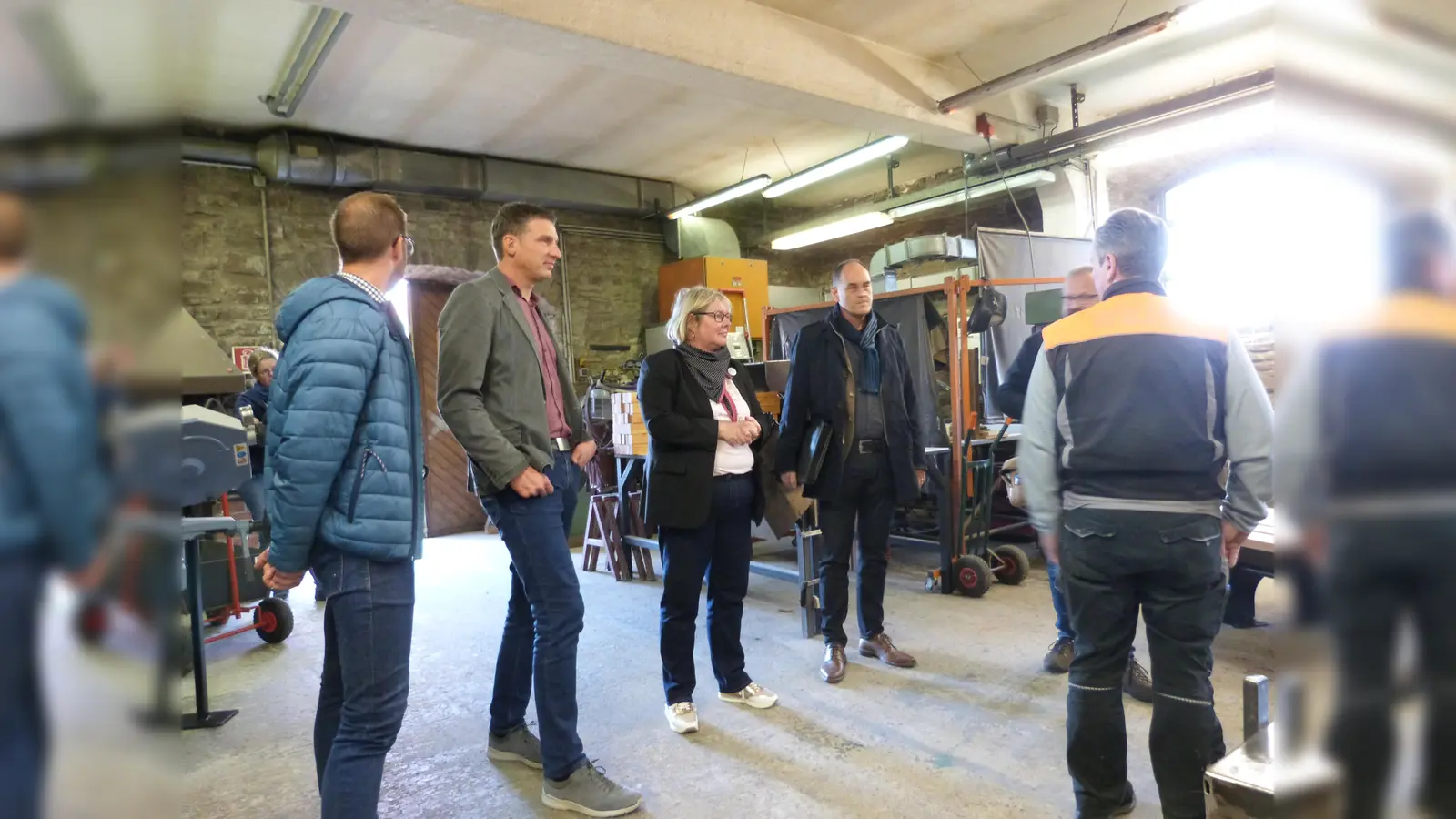 (V.l.) Stefan Löber und Andre Franke (AGiL), Vizelandrätin Silke Engler, Andreas Gück (Jobcenter) beim Besuch der Metallwerkstatt im Wasserschloss Wülmersen. <br> (Foto: Landkreis Kassel)