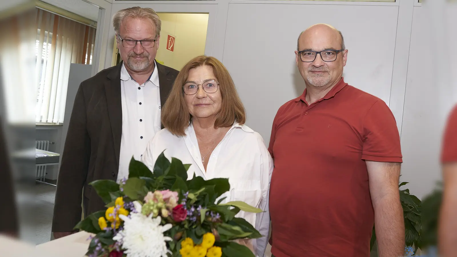 Haben ihre Hausarztpraxis in Bad Karlshafen in das Medizinische Versorgungszentrum (MVZ) der Agaplesion eingebracht: Die Ärzte Jolanthe Jersch und Andreas Hebbeker (r.). Links im Bild MVZ-Geschäftsführer Alfred Karl Walter. (Foto: Stefan Bönning)