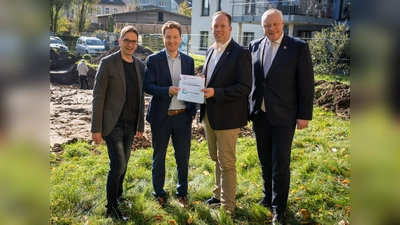 (v.l.) Oliver Thöne (Lebenshilfe Höxter e.V.), Jerome Major (Lebenshilfe Brakel), Marco Schmitz (MdL, SozialstiftungNRW), Daniel Hartmann (Bürgermeister Stadt Höxter). (Foto: Sozialstiftung NRW)