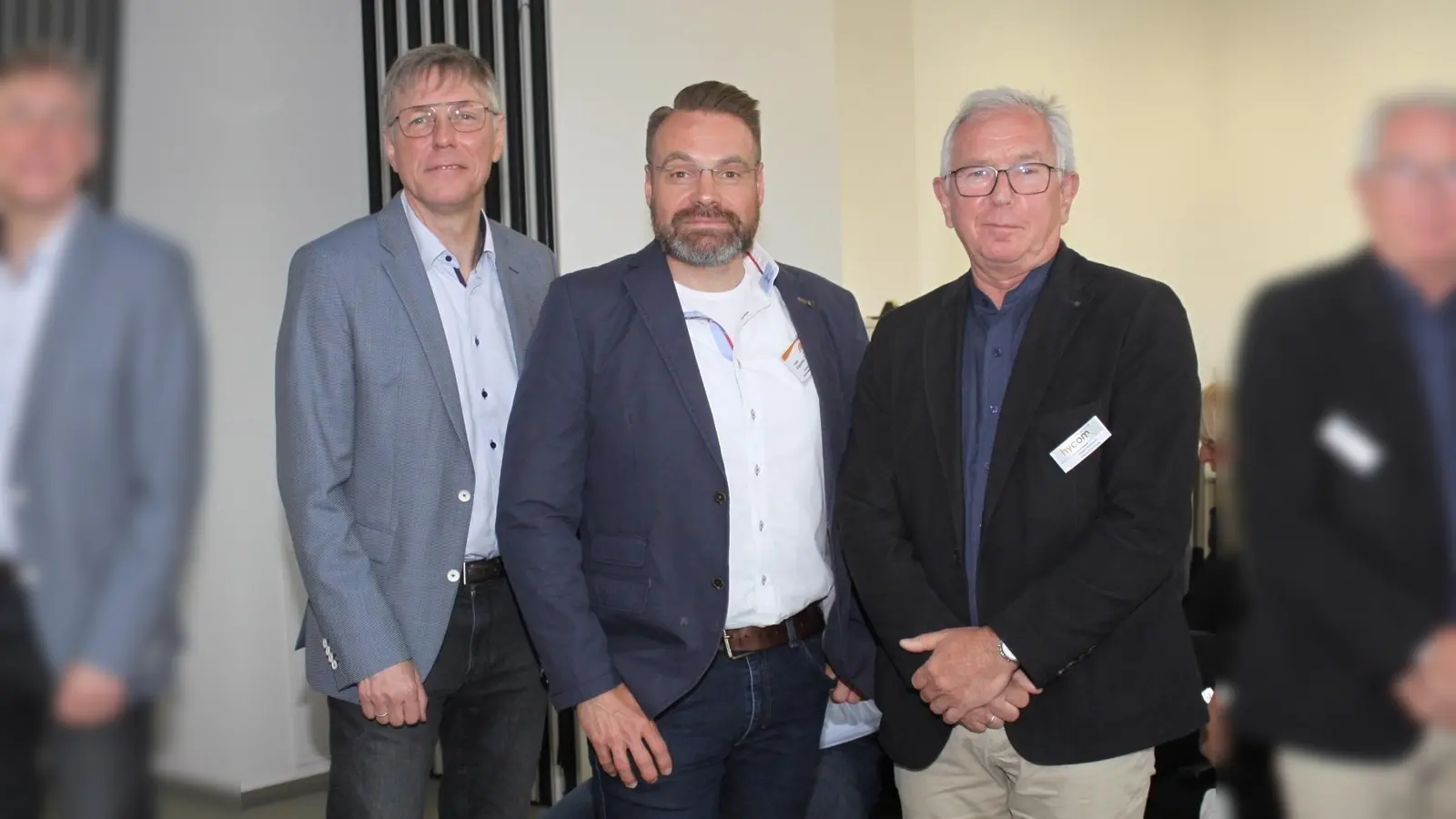 Die zweite Auflage des Symposiums „Hygiene und Infektiologie“ hat im St. Ansgar Krankenhaus der KHWE stattgefunden (v.l.): Dr. Ronald Woltering, Leiter des Gesundheitsamtes des Kreises Höxter, Tobias Brüggemann, Facharzt für Krankenhaus-Hygiene und Umweltmedizin bei der KHWE sowie Gregor Hoffmann, Fachkraft für Krankenhaus-Hygiene und Geschäftsführer der Firma „hycom GmbH &amp; Co KG”. (Foto: Kreis Höxter)