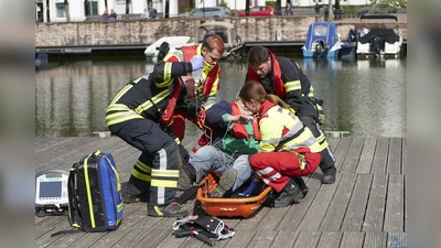 Hand in Hand: Mitglieder von Feuerwehren und Rettungsdiensten übten in fünf Einsatzszenarien die Versorgung und Bergung von Unfallopfern. (Foto: Stefan Bönning)