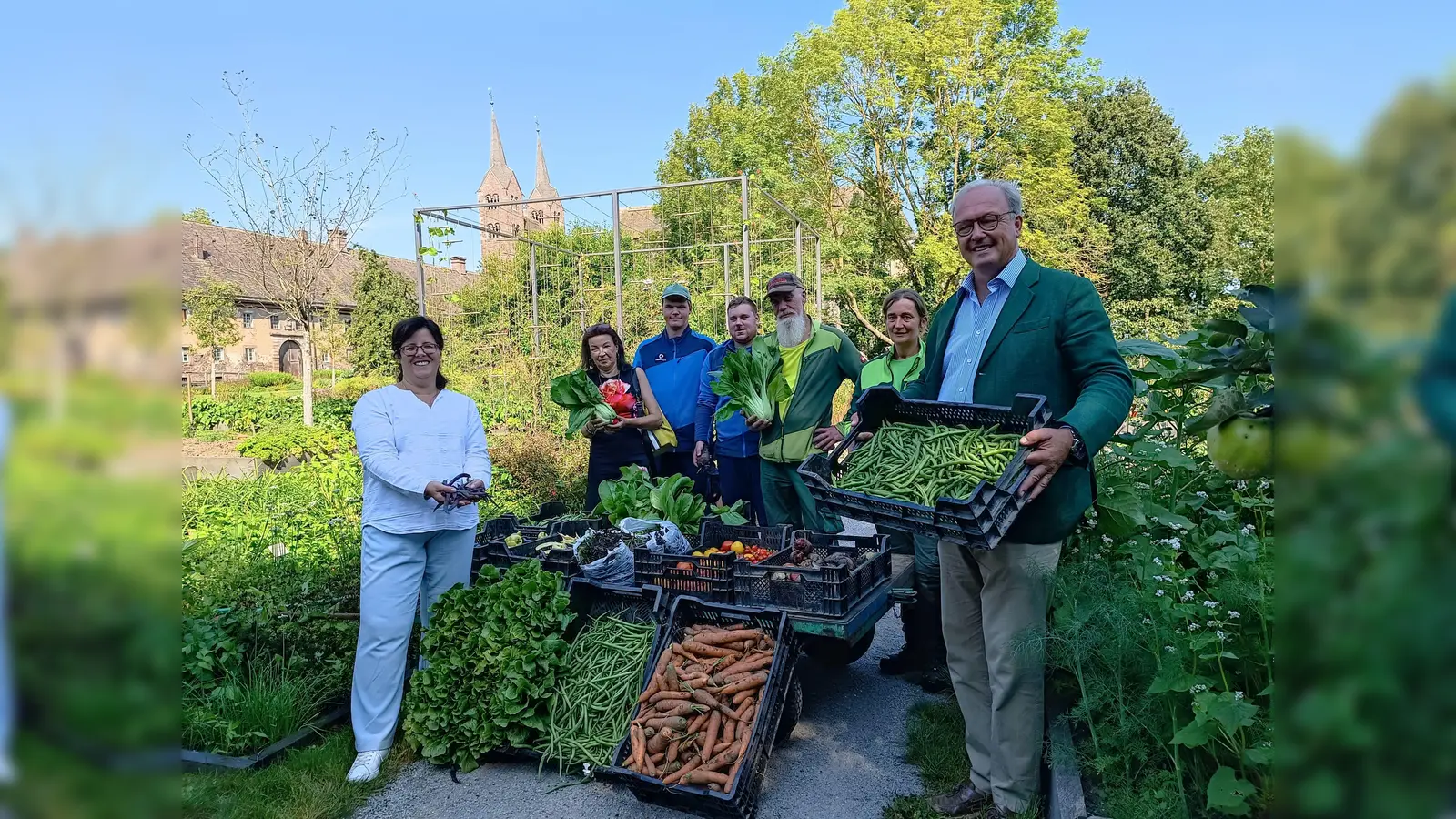 Kistenweise Gemüse aus dem Remtergarten gehen an Bedürftige: Darüber freuen sich Claudia Koch (v.l. Huxarium Gartenpark Höxter), Gabriela Stiewe (Höxter Tisch), das Gärtnerteam bestehend aus Jan Hartung, Dominik Hensel, Ekkehard Zielke und Ulrike Battmer sowie Viktor Herzog von Ratibor und Fürst von Corvey. (Foto: Huxarium Gartenpark Höxter gGmbH)