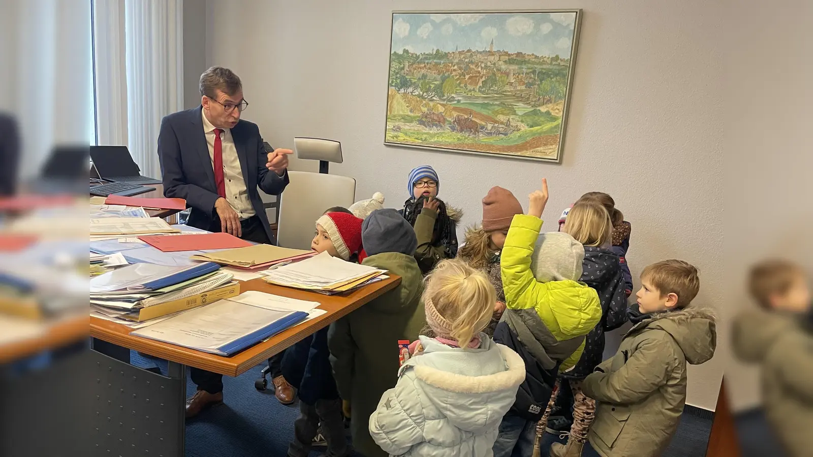 Zu Besuch im Büro des Bürgermeisters: Die Kinder stellten Bürgermeister Tobias Scherf viele Fragen zu seinen Aufgaben in der Stadtverwaltung.  (Foto: Stadt Warburg)