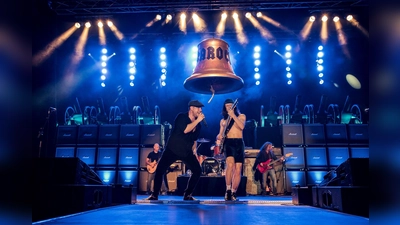 Die klangvolle Mega-Hells-Bell, Kanonen, Flammenwerfer, Pyro-Technik, Instrumente, Bühnen-Technik samt über 50 Marshall-Boxen unterstützen die Wirkung der Band.  (Foto: Jana Breternitz)