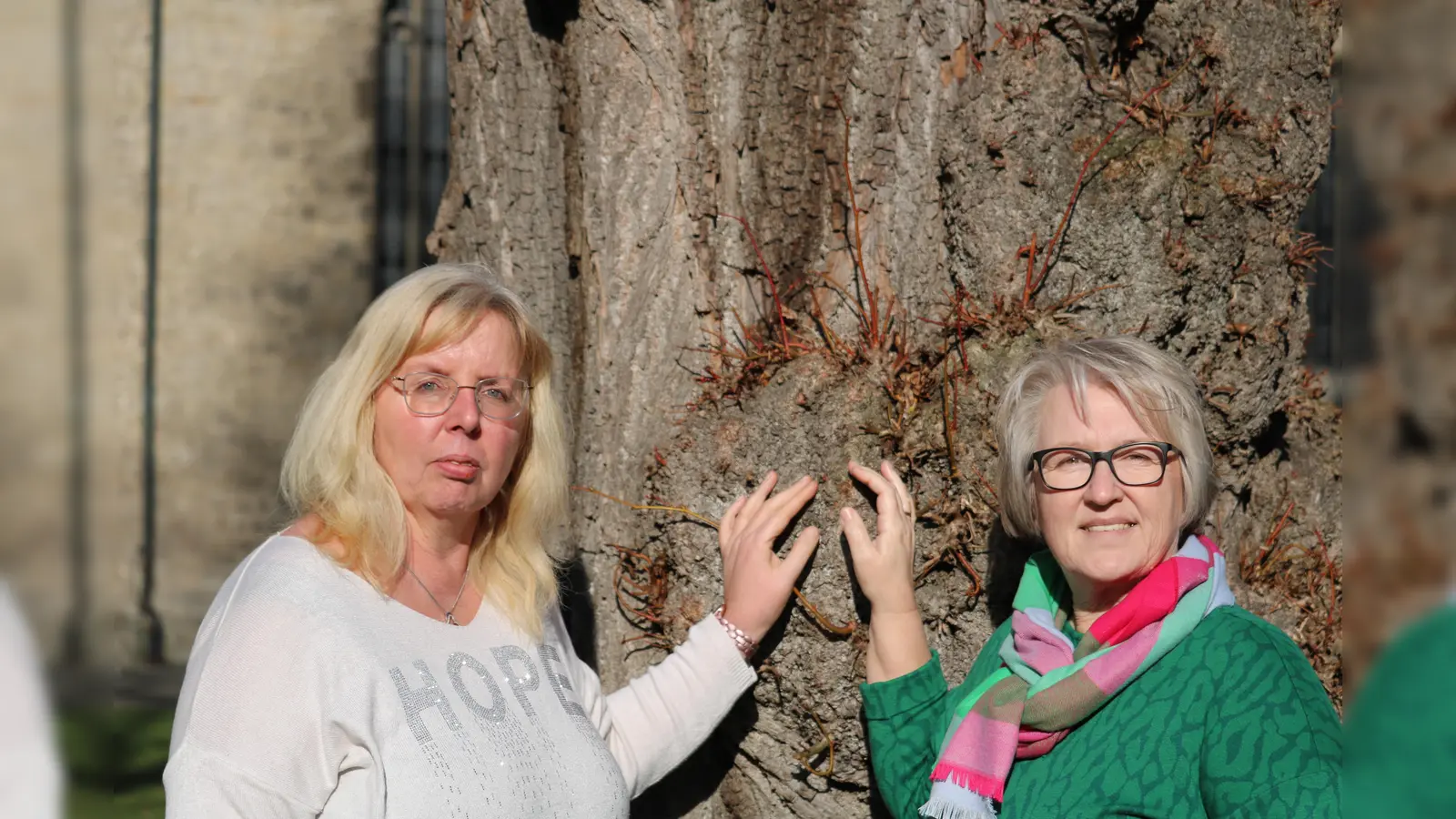 Der Ambulante Hospiz- und Palliativ-Beratungsdienst im Kreis Höxter der KHWE bildet Ehrenamtliche Hospizbegleiter aus (v.l.): Silvia Drüke und Silke Antemann.  (Foto: KHWE)