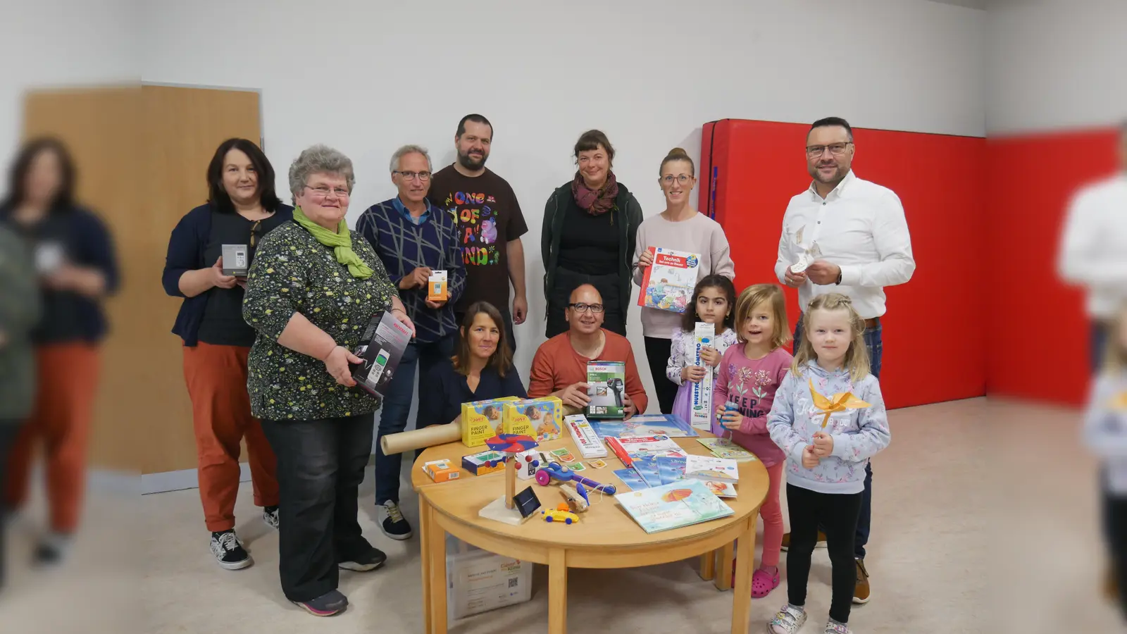 (v.l.) Ulrike Köller-Schmidt (Erzieherin), Nicole Rabe (Kita-Leiterin), Thomas Neuroth (Energie 2000), Felix Löber-Kraft (Erzieher), Larissa Kuntze (Erzieherin), Vikotiria Herzer (Energie 2000), Uwe Zachan (Kita Leitung), Birgit Herbold (Sachbearbeiterin), Torben Busse (Bürgermeister) und Kinder aus der Kita Am Anger (Foto: Stadt Hofgeismar)