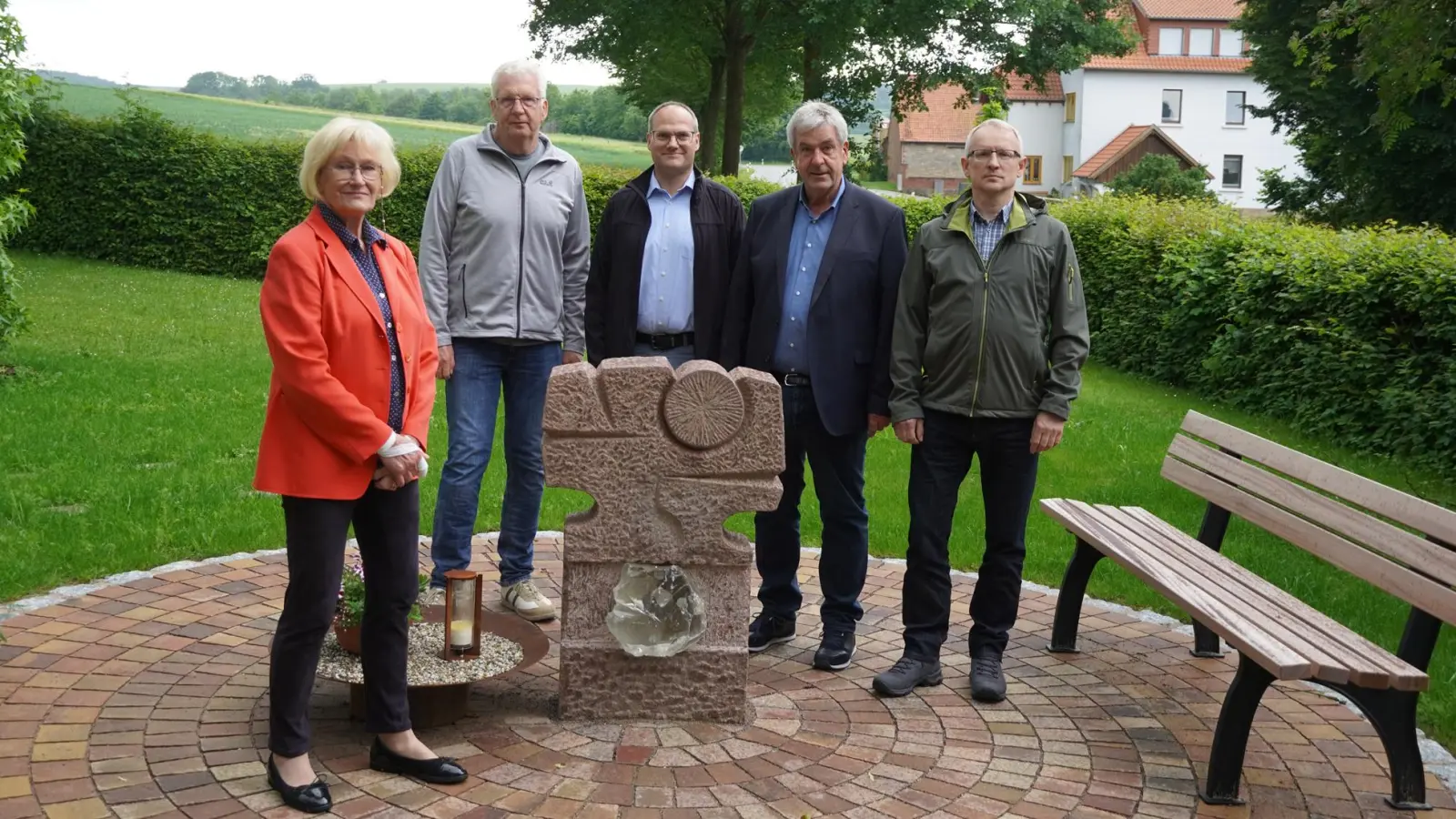 V.l.: Ingrid Heuchel, Johannes Rasche, Daniel Schmereim, Bürgermeister Hermann Temme und Jürgen Bröker (auf dem Foto fehlt Ewald Hanisch). (Foto: Stadt Brakel)