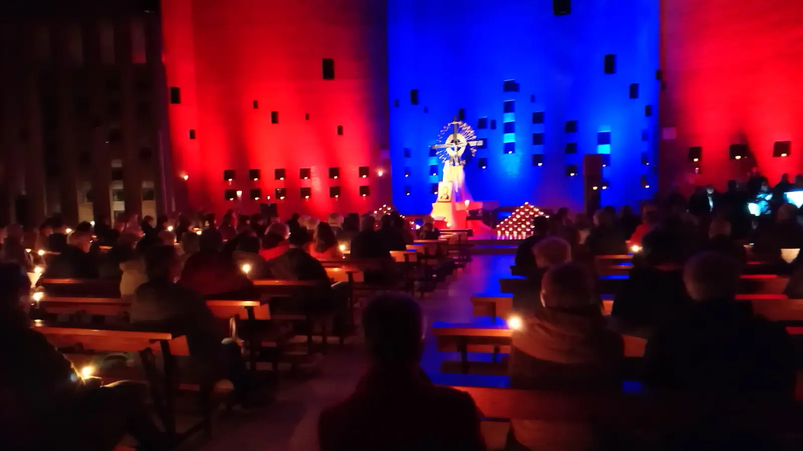 Die Besucher nahmen die besondere Atmosphäre aus Gesängen, Licht, Stille und Gebet dankbar an. (Foto: Doris Dietrich)