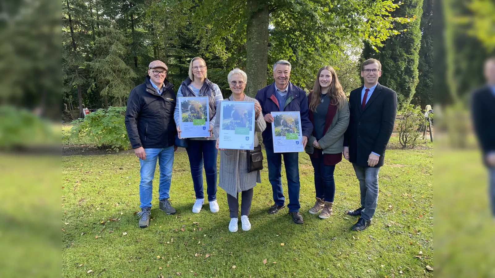 Thorsten Hildebrandt, Westenergie-Kommunalmanager, Carolin Isermann, Aktion Apfeltage Welda, Edeltraud Gierling-Mayer, Sozialdienst katholischer Frauen Warburg, Josef Wittkopp, Stefanie Hüser, Klimaschutzbeauftrage Stadt Warburg und Bürgermeister Tobias Scherf (von links) bei der Übergabe des Klimaschutzpreises 2023. (Foto: Stadt Warburg)