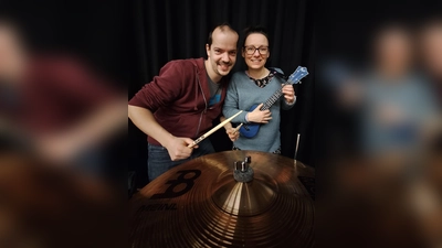 Kristina Mengersen und Julian Schmitz freuen sich auf die spannende Reise in die Welt des Instrumentenbaus. (Foto: Musikschule/Stadt Höxter)