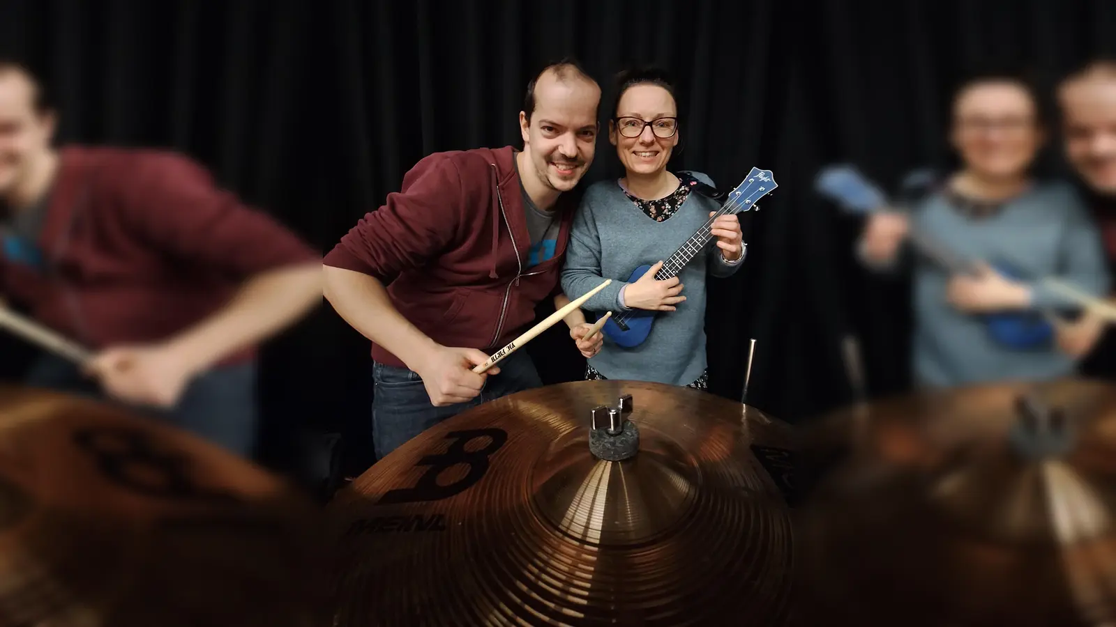 Kristina Mengersen und Julian Schmitz freuen sich auf die spannende Reise in die Welt des Instrumentenbaus. (Foto: Musikschule/Stadt Höxter)