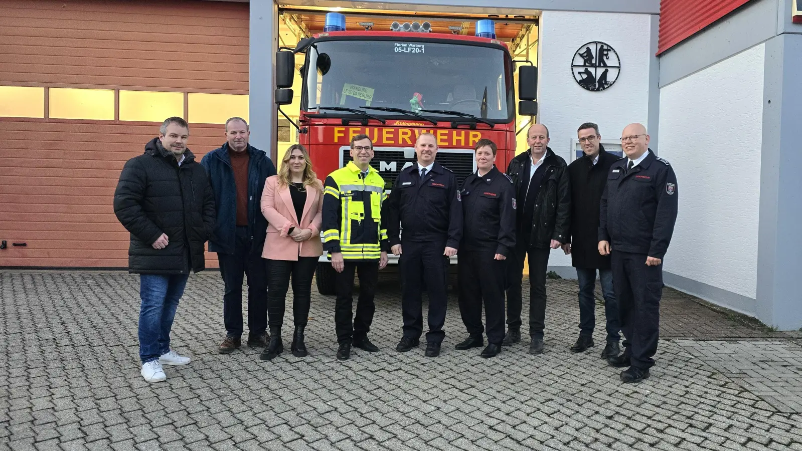 Das Feuerwehrhaus der Löschgruppe Daseburg ist jetzt sicher und zeitgemäß ausgestattet. Thomas Klenke (Ortsvorsteher Daseburg), Ulrich Klare (stellvertretende Leitung Bauamt), Viktoria Baacke (stellvertretende Leitung Ordnungsamt), Bürgermeister Tobias Scherf, Sascha Peine (Einheitsleitung Löschgruppe Daseburg), Daniela Klaas-Lüdeke (stellv. Einheitsleitung Löschgruppe Daseburg), Reiner Vössing (stellv. Leitung Feuerwehr Warburg), der erste Beigeordnete Andreas Niggemeyer und Jürgen Rabbe (Leitung Feuerwehr Warburg) haben sich die Räumlichkeiten gemeinsam angeschaut.  (Foto: Hansestadt Warburg)