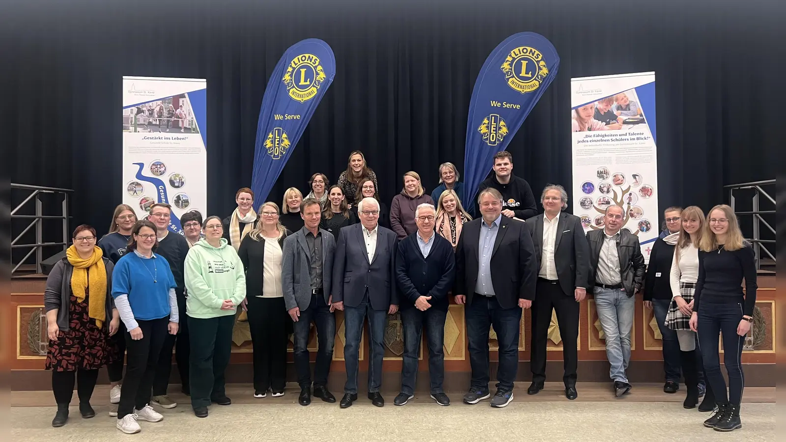 Zeigten sich während eines kurzen Besuchs beeindruckt von der Fortbildung (in der Mitte von links): <br>Jugendbeauftragter Björn Straubel, Vorsitzender des Fördervereins Wilfried Schlosser, beide vom LC Bad Driburg, Antonio Burgos, Schulleiter des Gymnasiums St. Xaver, Roland Baumann vom LC Höxter-Corvey, Lions Präsident Tobias Seck und Tim Ahls, beide vom LC Brakel zusammen mit den teilnehmenden Lehrern. (Foto: Claudia Nolte)