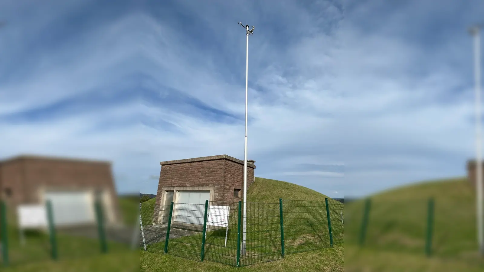 Hightech-Messtechnik, welche 10 m über dem Gelände der Wetterstation Beverungen-Drenke in den Himmel ragt – Erfassung der Windgeschwindigkeit und Sonnenscheindauer  (Foto: Frank Matthias)