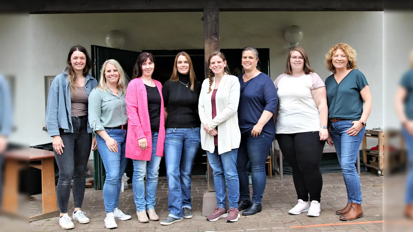 Fröhliches Kita-Team im Jubiläumjahr: Julia Kooymans, Christina Niemann aus dem Elternbeirat, Kita-Leiterin Ingeborg Altmann, Nicole Düker, Denise Hülkenberg, Yvonne Dickmann, Linda Rüsing und Petra Bergmann, die von Beginn an dabei ist. Erzieherin Sylvia Franke fehlt auf dem Bild. (Foto: Christian Schlichter)