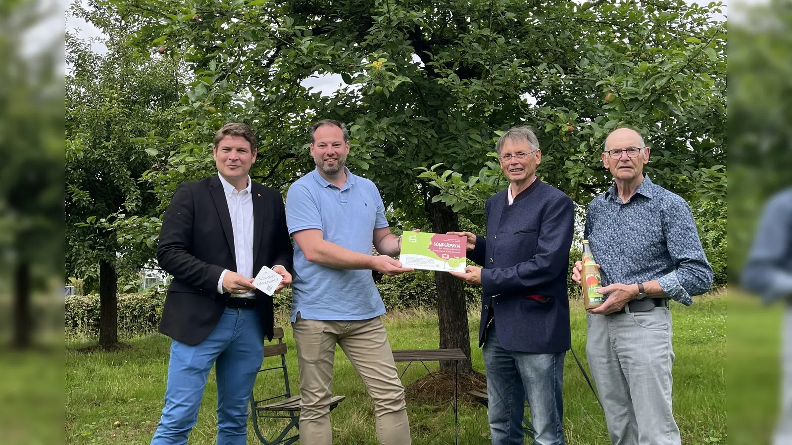 Den ersten Sonderpreis der Regionalmarke übergab Heiko Böddeker (2.v.l.) von der Gesellschaft für Wirtschaftsförderung im Kreis Höxter im Beisein von Bürgermeister Nicolas Aisch an Dr. Wilhelm Dée (3.v.l.) und den Bühner Ortsvorsteher Wilhelm Waldeyer (4.v.l.). (Foto: GfW )