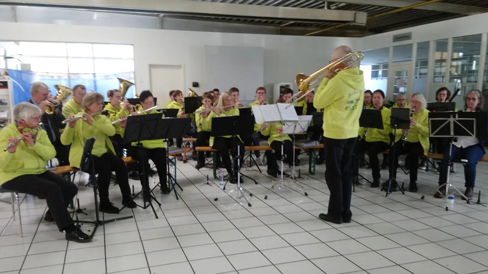 Die Gruppe „Lautstark” und die Erwachsenen-Bläserklasse der Stadtkapelle Bad Driburg unter der bewährten Leitung von Martin Rieckmann umrahmten die Bücherbörse musikalisch. (Foto: D. Dietrich)