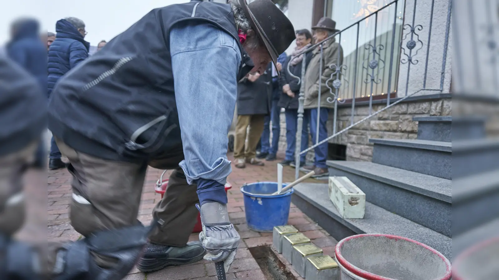 Gunter Demnig verlegte vor zwei Häusern in der Langen Straße in Borgholz Stolpersteine zum Gedenken an die ehemaligen Bewohner der Gebäude. (Foto: Stefan Bönning)