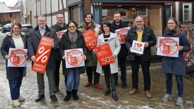 Ab dem 13. Januar heißt es in Brakel wieder Shoppen und Sparen (von links): Diana und Bernhard Fischer (Modefachgeschäfte Fischer), Alexander Kleinschmidt (Werbering-Geschäftsführer), Marija Simic (Tensi-Wohnen und Schenken), Simone Schulz-Meier (Modehaus Schulz), Alla Rau (Schuhhaus Cordes), Henrik Schünemann (Blumenstudio Wecker), Rainer Schäfers (Schuhfachgeschäft Schäfers) und Anne Schäfer (Aterima Care). (Foto: Stadt Brakel)