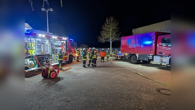 Die Feuerwehr sperrte Gebiet um das Hallenbad weiträumig ab. (Foto: DLRG)