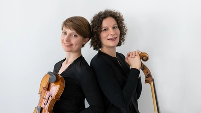 Duo con moto: Anna Göbel (Violine) und Anna Catharina Nimczik (Cello). (Foto: Jens Distelberg)