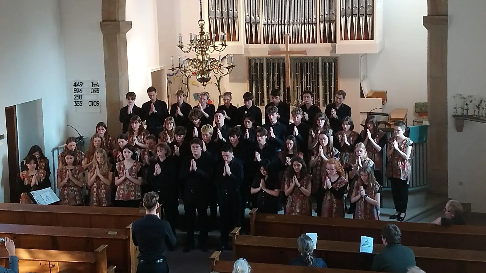 Im passenden Outfit sang der Chor Lieder aus Südamerika und Afrika. (Foto: Doris Dietrich)