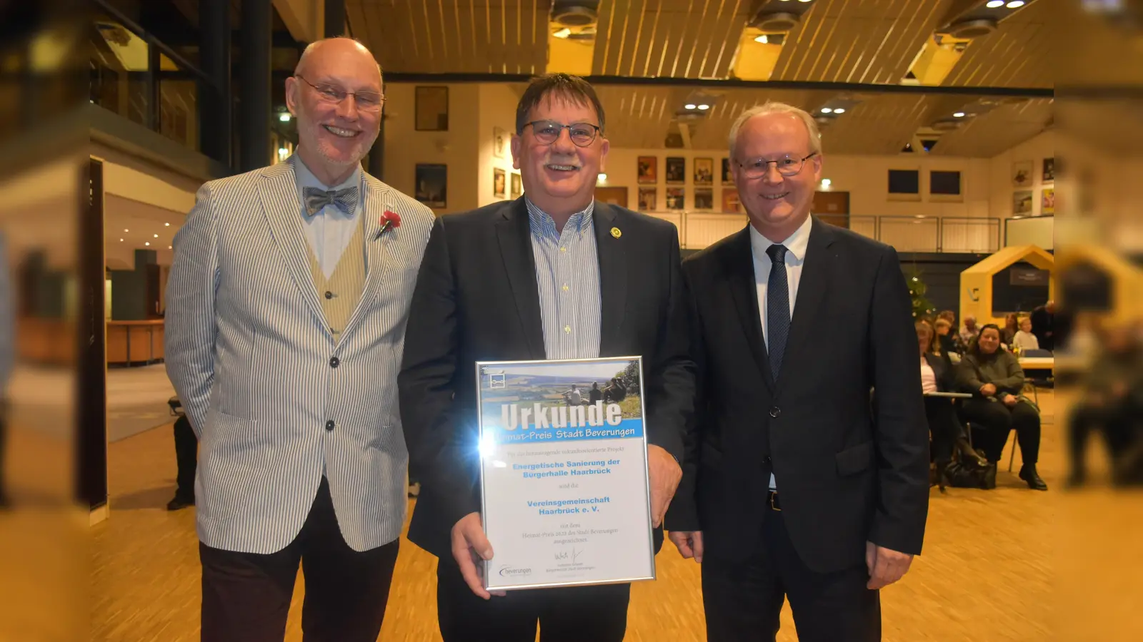 Roger van Heynsbergen (stellv. Bgm.), Bernd Hoga (für die Vereinsgemeinschaft) und Bgm. Hubertus Grimm. (Foto: Barbara Siebrecht)