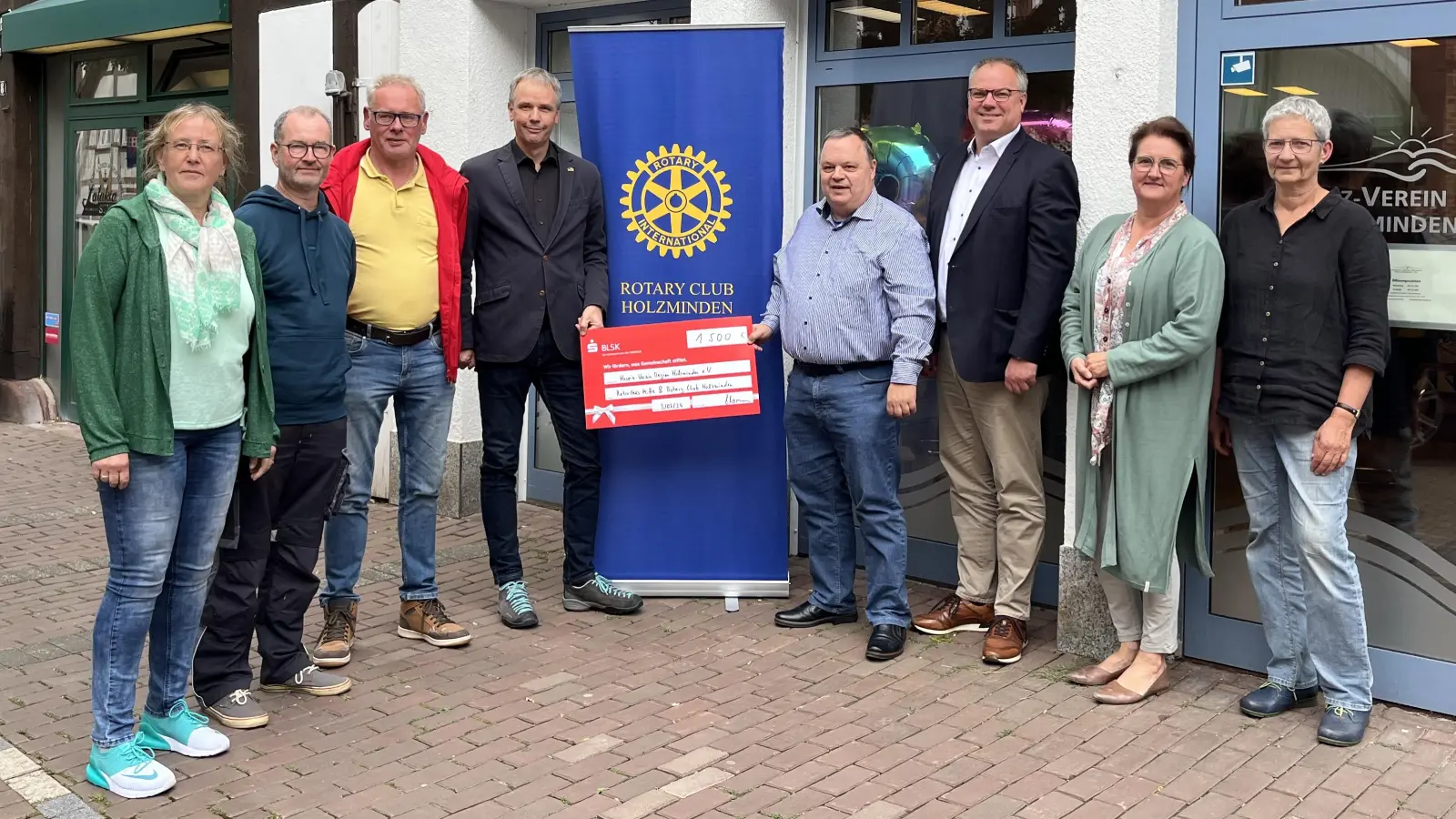 Spendenübergabe (v.l.): Carola Bartsch (RCM), Carsten Parschau (RCM), Jörg Menken (RCM), Ralf Flormann (Rotary), Michael Tschöp (Hospiz-Verein), Thomas Beineke (Rotary), Johanna Kumlehn (Hospiz-Verein) und Christine Eisert-Muschik (Hospiz-Verein). (Foto: privat)