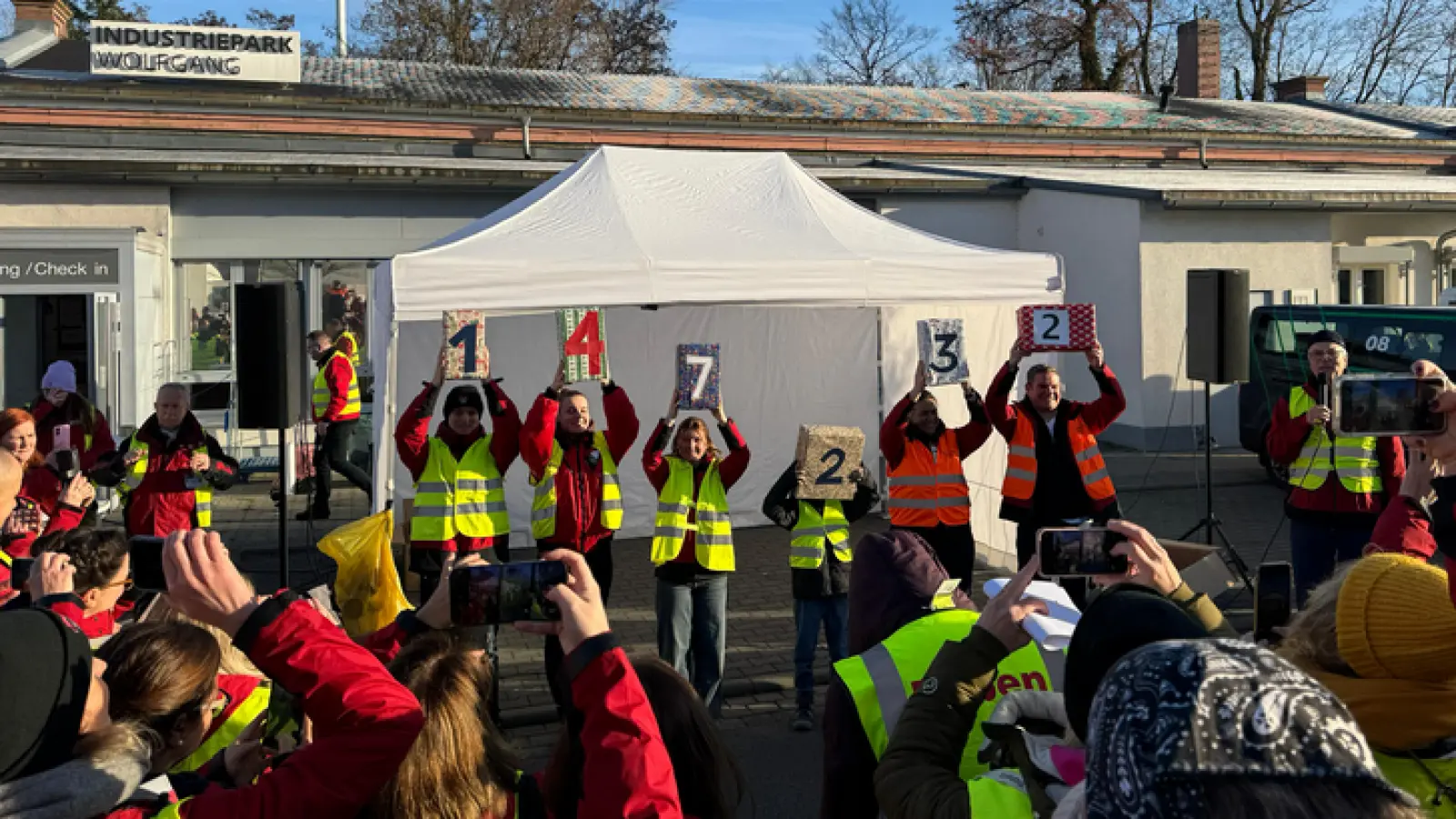 Die stolze Zahl von 147.232 Päckchen wird verkündet. (Foto: WPK 2024)